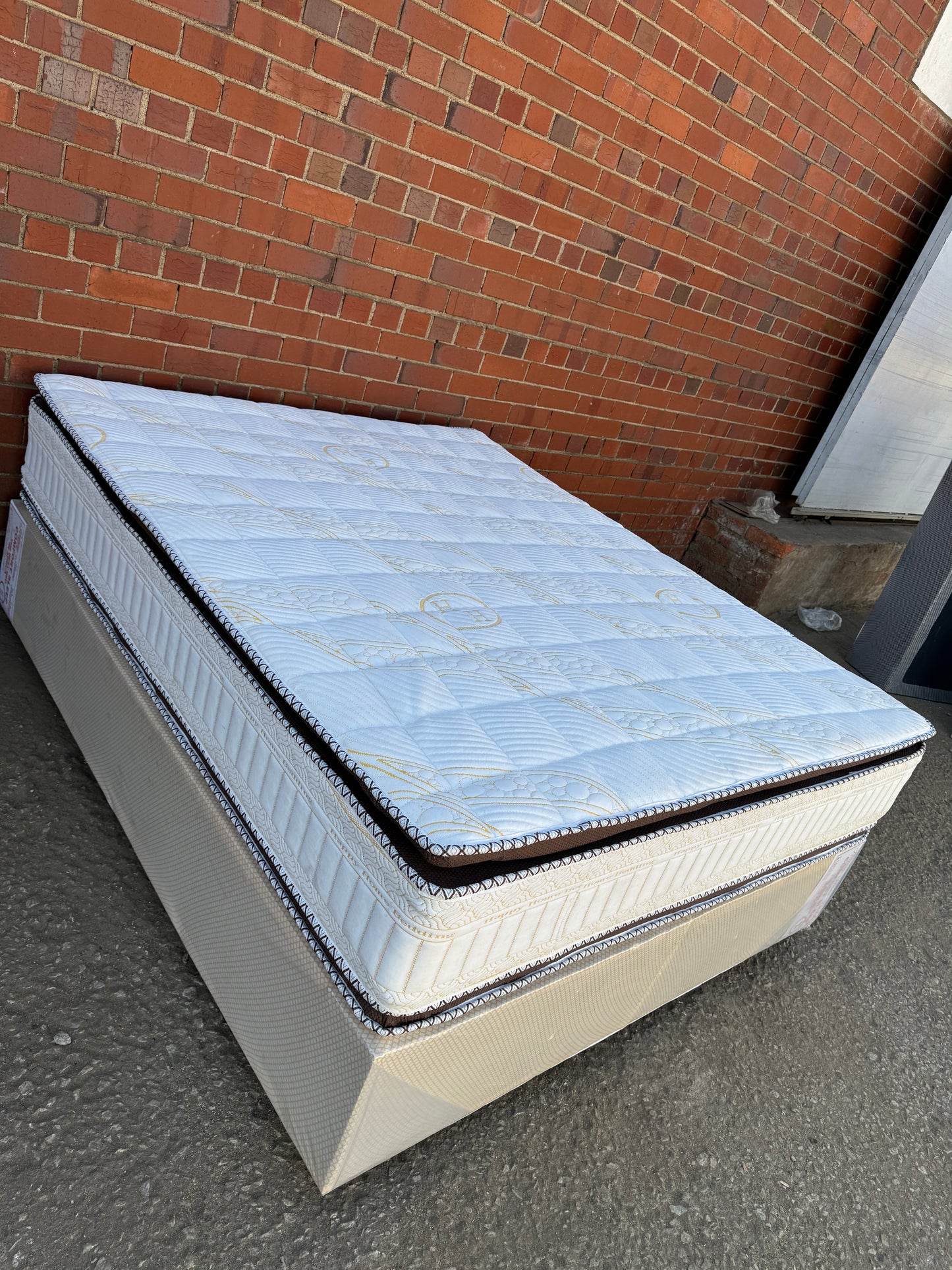 queen pocket spring bed